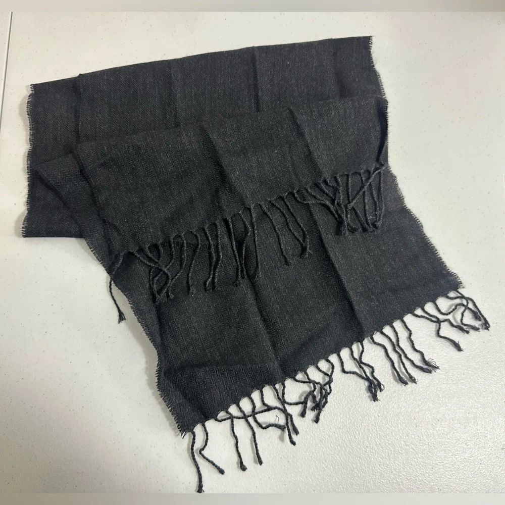 Saks Fifth Avenue Lightweight Knit 100% Wool Scarf Shawl Wrap Gray Made In Italy